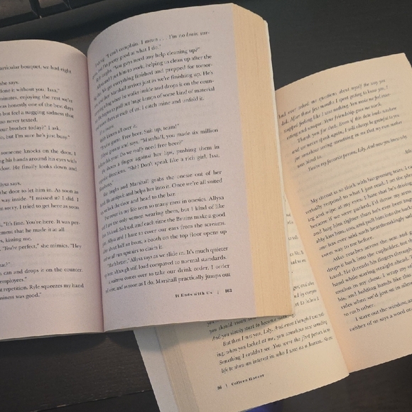 Colleen Hoover Book Set - It Ends With Us & It Starts With Us - Picture 4 of 4